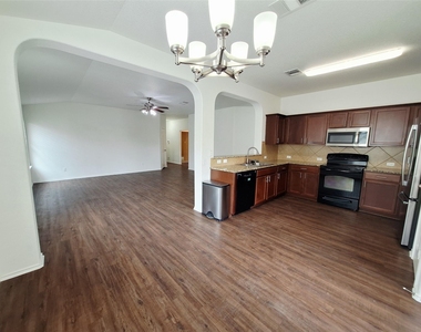 325 Comal Run - Photo Thumbnail 8