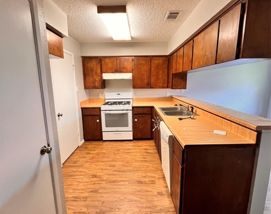 301 12th St - Photo Thumbnail 5