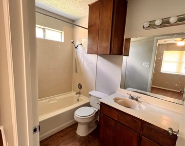 301 12th St - Photo Thumbnail 3