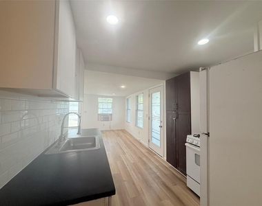 1119 Spur St - Photo Thumbnail 5