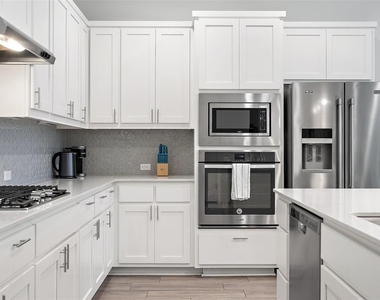 2211 Robert Browning St - Photo Thumbnail 10