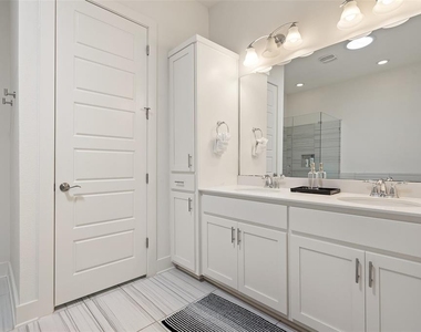 2211 Robert Browning St - Photo Thumbnail 14
