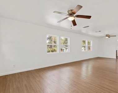 1801 Travis Heights Blvd - Photo Thumbnail 3