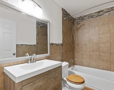 1801 Travis Heights Blvd - Photo Thumbnail 6