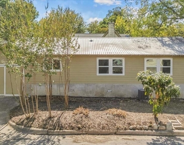 1801 Travis Heights Blvd - Photo Thumbnail 9