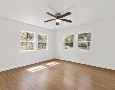 1801 Travis Heights Blvd - Photo Thumbnail 5