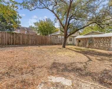 1801 Travis Heights Blvd - Photo Thumbnail 7