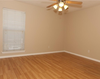 400 W 35th St - Photo Thumbnail 8