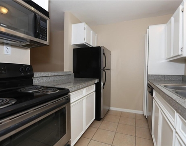 400 W 35th St - Photo Thumbnail 4