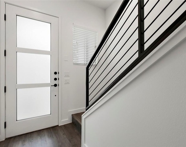 7512 Delafield Ln - Photo Thumbnail 3