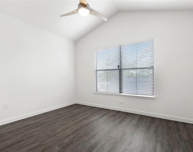 7512 Delafield Ln - Photo Thumbnail 9