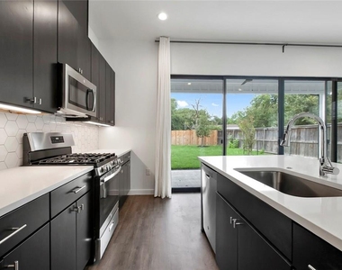 7512 Delafield Ln - Photo Thumbnail 10