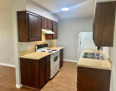 1103 Hillyer St - Photo Thumbnail 3