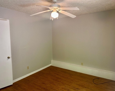 1103 Hillyer St - Photo Thumbnail 9