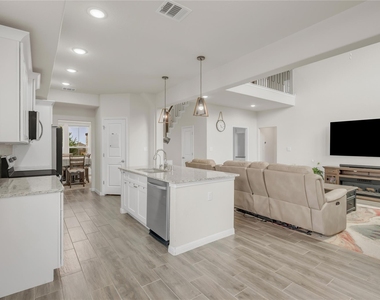 223 Balsam St - Photo Thumbnail 7