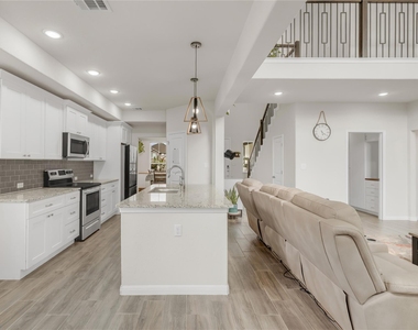 223 Balsam St - Photo Thumbnail 6