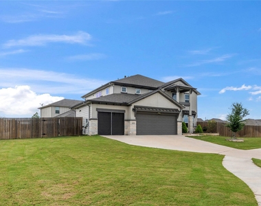 223 Balsam St - Photo Thumbnail 2
