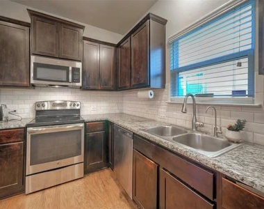 18312 Mammoth Cave Blvd - Photo Thumbnail 5