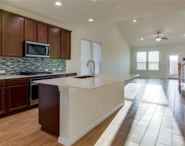 15900 Cessida St - Photo Thumbnail 9
