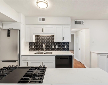 505 W 7th St - Photo Thumbnail 9