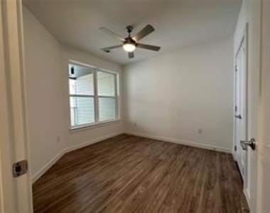 4801 Springdale Rd - Photo Thumbnail 12