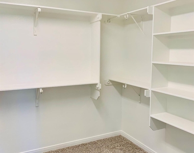 808 Fallbrook Dr - Photo Thumbnail 16