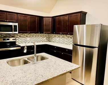 808 Fallbrook Dr - Photo Thumbnail 3