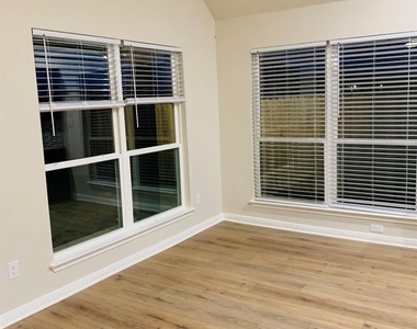808 Fallbrook Dr - Photo Thumbnail 7