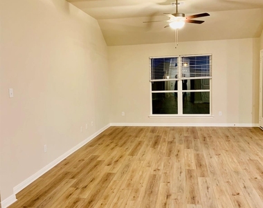 808 Fallbrook Dr - Photo Thumbnail 6