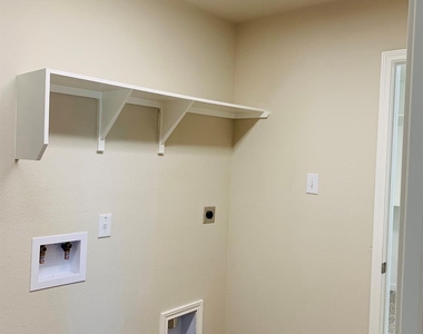 808 Fallbrook Dr - Photo Thumbnail 15