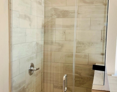 808 Fallbrook Dr - Photo Thumbnail 17