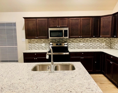 808 Fallbrook Dr - Photo Thumbnail 4