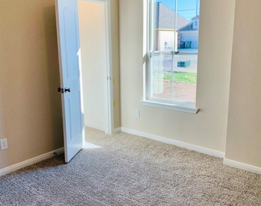808 Fallbrook Dr - Photo Thumbnail 10