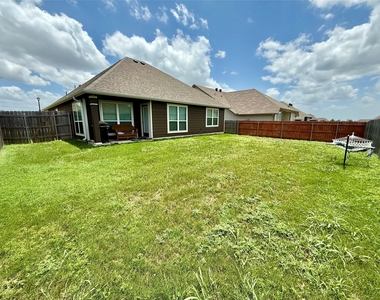 808 Fallbrook Dr - Photo Thumbnail 31