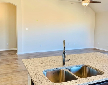 808 Fallbrook Dr - Photo Thumbnail 20