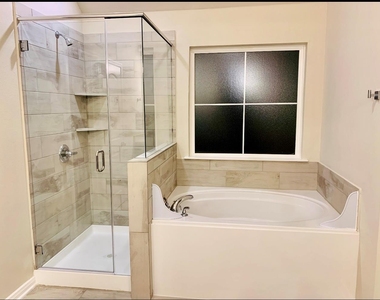 808 Fallbrook Dr - Photo Thumbnail 27