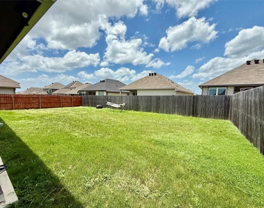 808 Fallbrook Dr - Photo Thumbnail 32