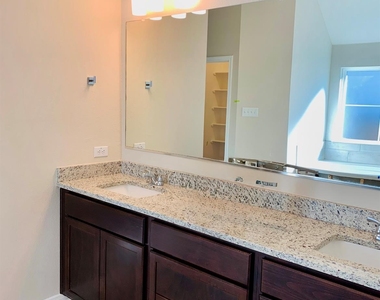 808 Fallbrook Dr - Photo Thumbnail 9