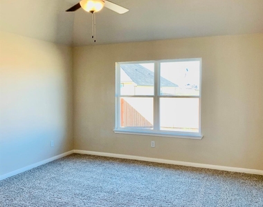 808 Fallbrook Dr - Photo Thumbnail 19