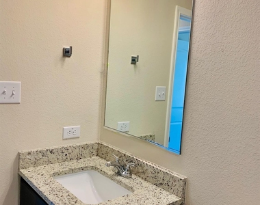 808 Fallbrook Dr - Photo Thumbnail 14