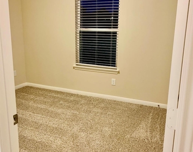 808 Fallbrook Dr - Photo Thumbnail 22