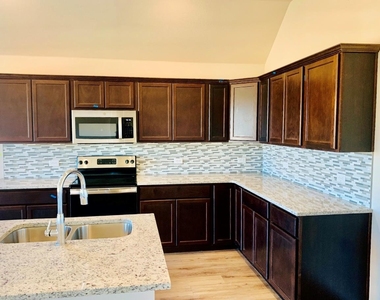 808 Fallbrook Dr - Photo Thumbnail 2