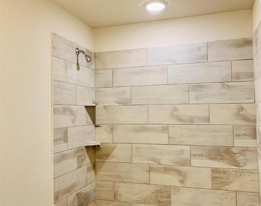 808 Fallbrook Dr - Photo Thumbnail 13