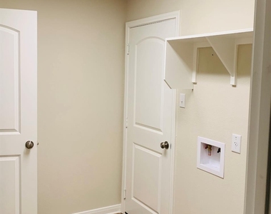 808 Fallbrook Dr - Photo Thumbnail 26