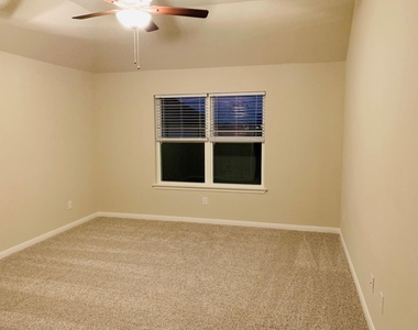 808 Fallbrook Dr - Photo Thumbnail 29