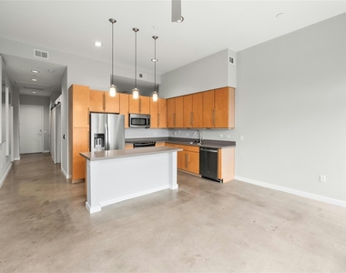 507 Sabine St - Photo Thumbnail 4