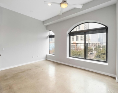 507 Sabine St - Photo Thumbnail 2