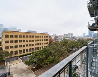 507 Sabine St - Photo Thumbnail 9