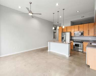 507 Sabine St - Photo Thumbnail 5