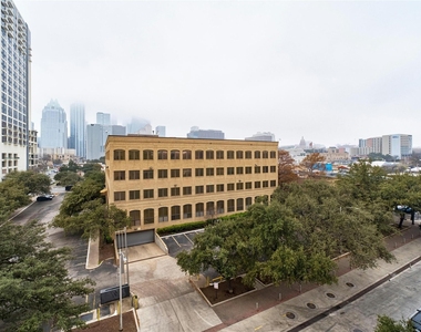 507 Sabine St - Photo Thumbnail 10